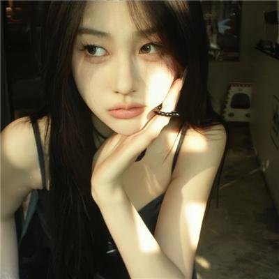 坐在酒吧里吃蛋糕